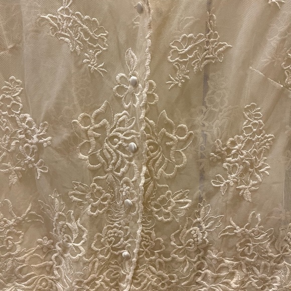 Banana Republic Size Medium cream sheer button up blouse - Picture 2 of 6